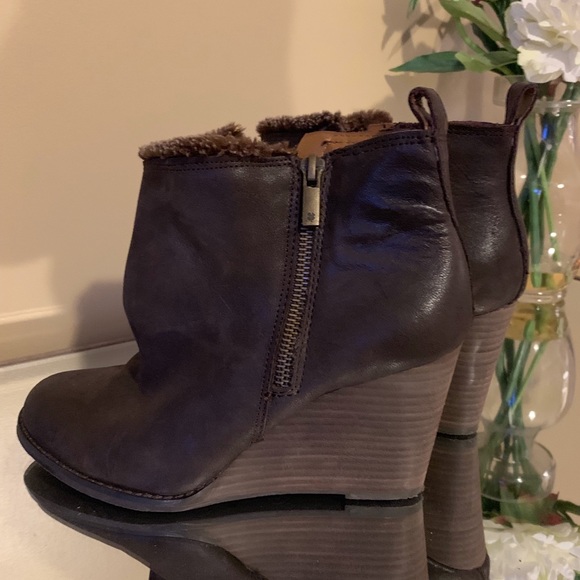 Shoes - Picture 1 of 3